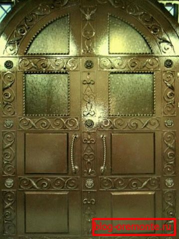 Masivní dveře z kované oceli
