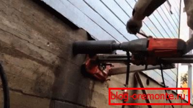 Mistr vrtá díru do betonu Mistr vrtá díru do betonu