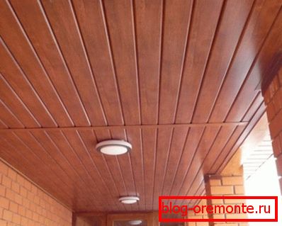 Materiál se používá k dokončení stropu v interiéru. Materiál se používá k dokončení stropu v interiéru.