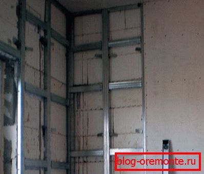 Kovový rám pro sádru namontovaný na betonu Kovový rám pro sádru namontovaný na betonu