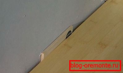 Mezi stěnou a povlakem je ponechána deformační mezera. Mezi stěnou a povlakem je ponechána deformační mezera.