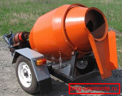 Mobilní elektrický betonový mixér. Mobilní elektrický betonový mixér.