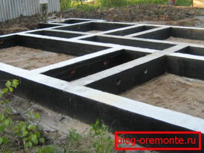 Monolitická pásová základna z betonu Monolitická pásová základna z betonu