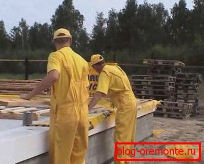 Instalace uzavírací hydroizolace s izolací v suterénu před pokládkou Instalace uzavírací hydroizolace s izolací v suterénu před pokládkou