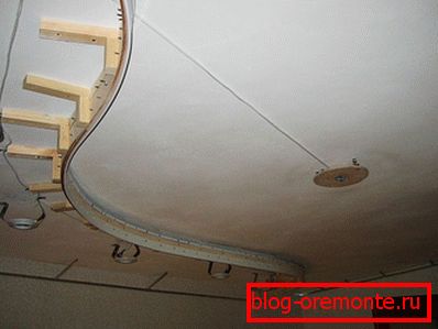 Instalace víceúrovňového stropního osvětlení Instalace víceúrovňového stropního osvětlení