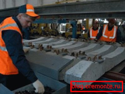 Montáž železničních a betonových pražců před pokládkou na nábřeží Montáž železničních a betonových pražců před pokládkou na nábřeží
