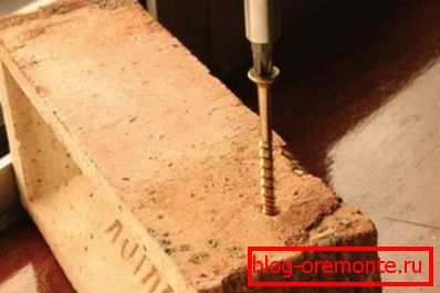 Montáž samořezného šroubu do betonu bez vrtání Montáž samořezného šroubu do betonu bez vrtání