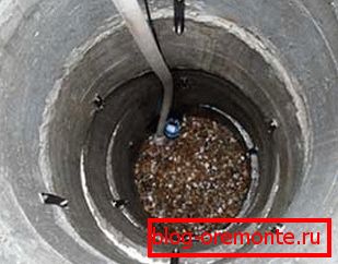 Na dně naléváme vrstvu písku a sutiny. Na dně naléváme vrstvu písku a sutiny.