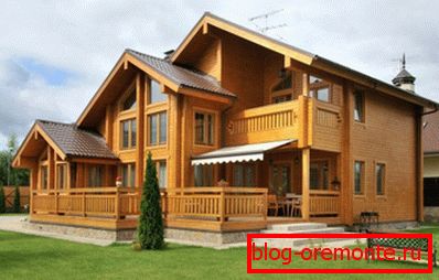 Na této fotografii můžete ocenit důstojnost vzhledu domu z dřeva Na této fotografii můžete ocenit důstojnost vzhledu domu z dřeva