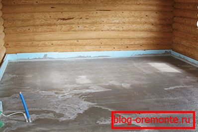 Při fotografování se betonová podlaha v dřevěném domě Při fotografování se betonová podlaha v dřevěném domě