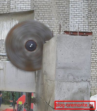 Na fotografii - jak řezat beton Na fotografii - jak řezat beton