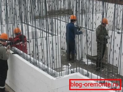 Na fotografii - rám zpevněné betonové stěny s trvalým bedněním. Na fotografii - rám zpevněné betonové stěny s trvalým bedněním.
