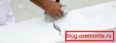 Na fotografii - kladení buněčných bloků Na fotografii - kladení buněčných bloků