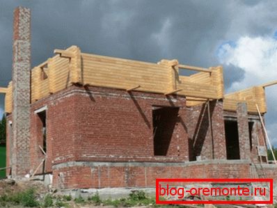 Na fotografii - kombinovaný dům ve výstavbě. Na fotografii - kombinovaný dům ve výstavbě.