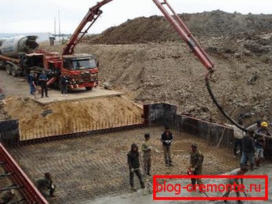 Na fotografii - ve velkém měřítku betonování v průmyslové výstavbě. Na fotografii - ve velkém měřítku betonování v průmyslové výstavbě.