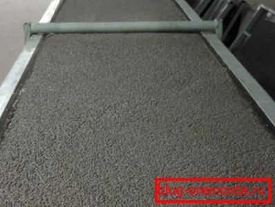 Na foto - lehký beton nalit do skládací bednění Na foto - lehký beton nalit do skládací bednění