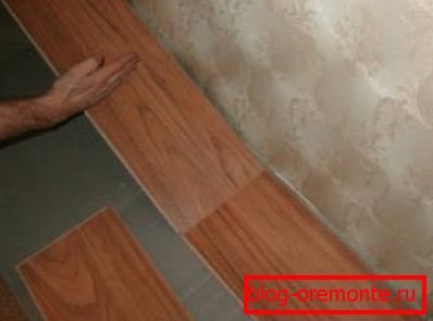Na fotografii - instalace prvního řádku Na fotografii - instalace prvního řádku