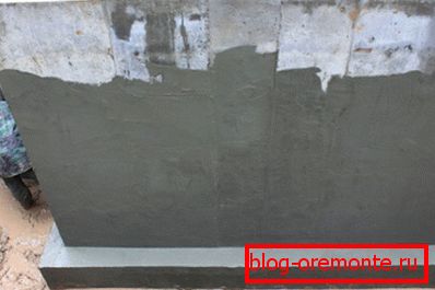 Na fotografii - aplikace povlaku z cementového polymeru Na fotografii - aplikace povlaku z cementového polymeru