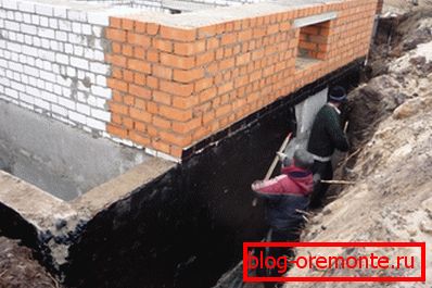 Na foto - ošetření základů asfaltovým tmelem Na foto - ošetření základů asfaltovým tmelem