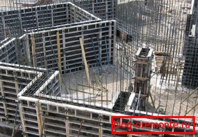V foto - přípravě na monolitické betonování stěn. V foto - přípravě na monolitické betonování stěn.