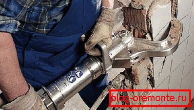 Na fotografii - použití elektrohydraulického zařízení pro lámání přepážek Na fotografii - použití elektrohydraulického zařízení pro lámání přepážek