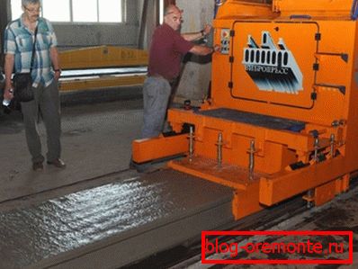 Na fotografii - použití vibroprese při zhutňování betonu Na fotografii - použití vibroprese při zhutňování betonu