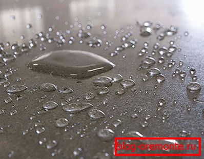 Na fotografii - příklad hydrofobie betonu po speciálním ošetření. Na fotografii - příklad hydrofobie betonu po speciálním ošetření.