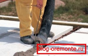 Na fotografii - proces betonování švů Na fotografii - proces betonování švů