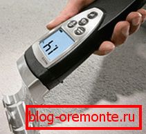 Na fotografii - proces určení úrovně vlhkosti Na fotografii - proces určení úrovně vlhkosti