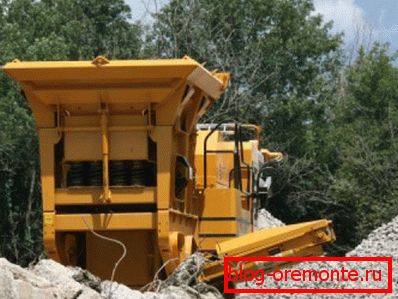 Na fotografii - práce mechanizovaného komplexu pro likvidaci pevného konstrukčního odpadu. Na fotografii - práce mechanizovaného komplexu pro likvidaci pevného konstrukčního odpadu.
