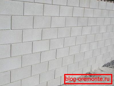 Na fotografii - zeď, postavená z pěnových bloků