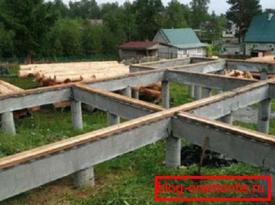 Na fotografii - sloupcový základ s betonovým grilem. Na fotografii - sloupcový základ s betonovým grilem.
