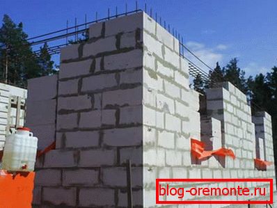 Na fotografii - konstrukce nosných zdí na betonovém podkladu Na fotografii - konstrukce nosných zdí na betonovém podkladu