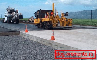 Na foto - dokování betonové desky s asfaltem Na foto - dokování betonové desky s asfaltem
