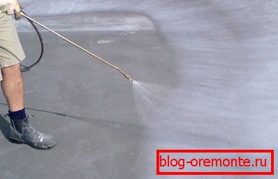 Na fotografii - namočení povrchu betonu