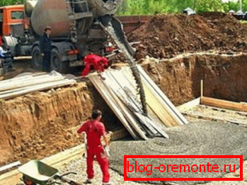 V foto - lití samozhutnitelného betonu do bednění V foto - lití samozhutnitelného betonu do bednění