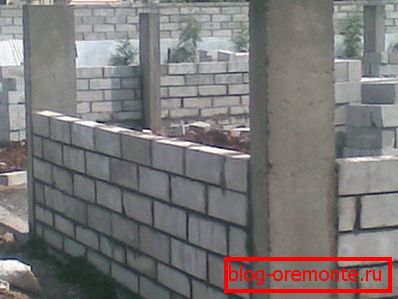 Foto - vyztužený betonový rám, který zajišťuje pevnost celé budovy. Foto - vyztužený betonový rám, který zajišťuje pevnost celé budovy.