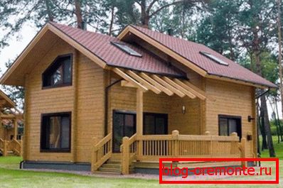 Na fotografii je dřevěný dřevěný dům Na fotografii je dřevěný dřevěný dům