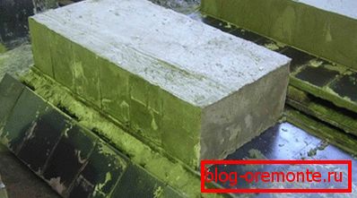 V pěnovém betonovém bloku připraveném k fotoprodukci doma V pěnovém betonovém bloku připraveném k fotoprodukci doma