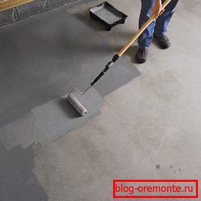Na fotografii - malování betonové dlažby Na fotografii - malování betonové dlažby
