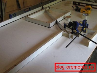 Na fotografii - proces montáže bednění. Na fotografii - proces montáže bednění.