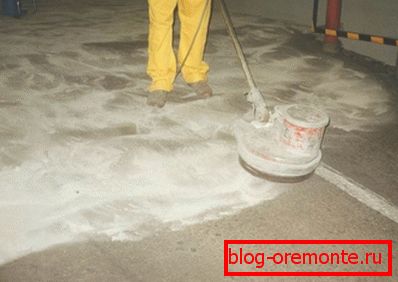 Na fotografii je vytvrzení staré podlahy v průmyslových prostorách Na fotografii je vytvrzení staré podlahy v průmyslových prostorách