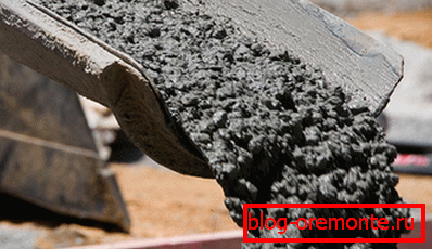 Při foto - vykládání betonu B30 z betonového mixéru Při foto - vykládání betonu B30 z betonového mixéru