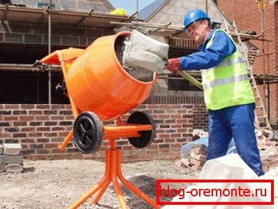 V fotomíchání betonu v betonovém mixeru V fotomíchání betonu v betonovém mixeru