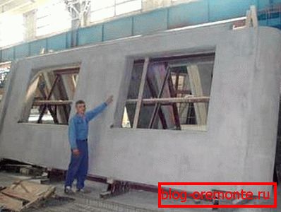 Na foto - železobetonovém panelu Na foto - železobetonovém panelu