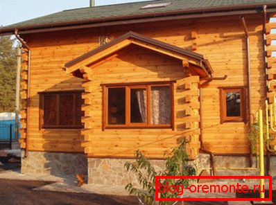 Na fotografii je dřevěný dům z baru 200x200 Na fotografii je dřevěný dům z baru 200x200
