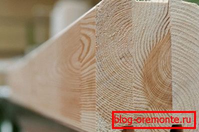 Fotografie jasně ukazuje strukturu lepeného laminovaného dřeva. Fotografie jasně ukazuje strukturu lepeného laminovaného dřeva.