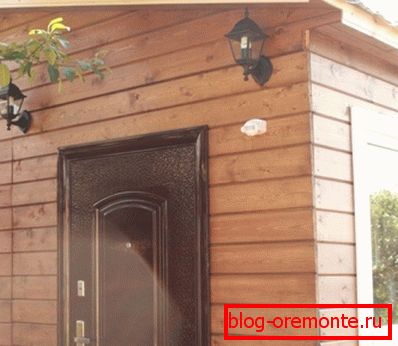 Na obrázku je dům s exteriérovým imitacím dřevem. Na obrázku je dům s exteriérovým imitacím dřevem.