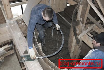 Na obrázku je zobrazen proces aplikace vibračního nástroje. Na obrázku je zobrazen proces aplikace vibračního nástroje.