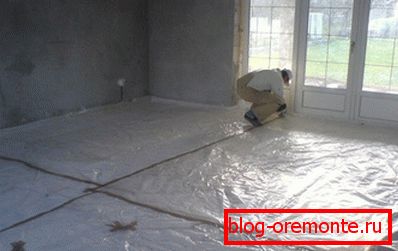 Na obrázku je znázorněn proces utěsnění švů hydroizolační vrstvy. Na obrázku je znázorněn proces utěsnění švů hydroizolační vrstvy.